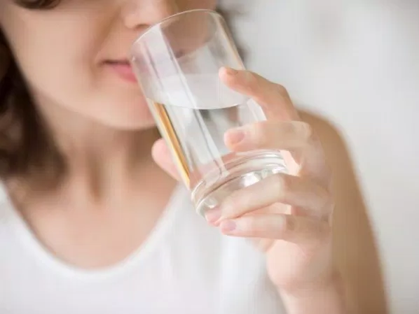 Uống đủ 1,5-2 lít nước mỗi ngày (Ảnh: Internet).