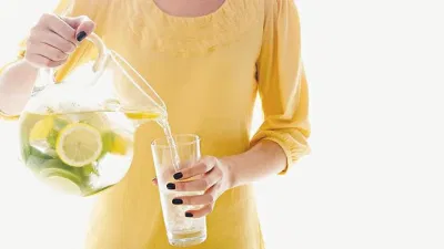 Uống nước chanh giúp tim mạch khỏe mạnh (Nguồn: Internet). Uống nước chanh giúp tim mạch khỏe mạnh (Nguồn: Internet).