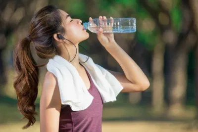 Nên uống nước chậm, từ từ (Ảnh: Internet). Nên uống nước chậm, từ từ (Ảnh: Internet).