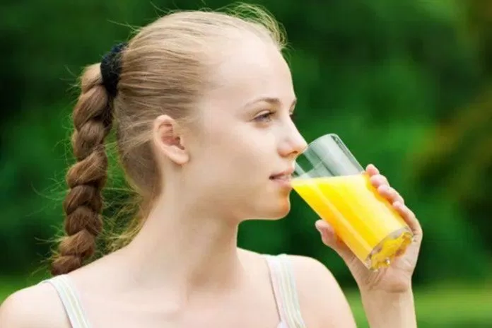 Chỉ nên uống một ít các loại nước đóng chai sẵn để hạn chế quá nhiều đường vào cơ thể (Ảnh: Internet). Chỉ nên uống một ít các loại nước đóng chai sẵn để hạn chế quá nhiều đường vào cơ thể (Ảnh: Internet).