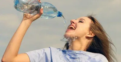 Chỉ nên uống lượng nước vừa đủ để tốt cho sức khỏe (Ảnh: Internet). Chỉ nên uống lượng nước vừa đủ để tốt cho sức khỏe (Ảnh: Internet).