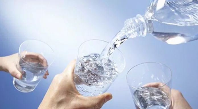 Hãy chia lượng nước cần uống thành nhiều lần, mỗi lần uống một ngụm nhỏ (Ảnh: Internet).