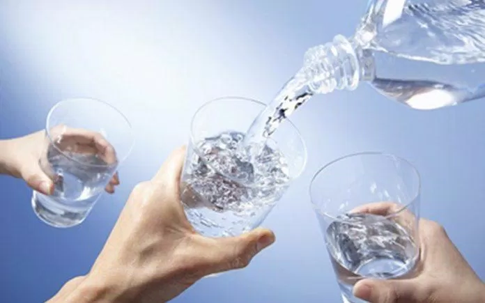 Hãy chia lượng nước cần uống thành nhiều lần, mỗi lần uống một ngụm nhỏ (Ảnh: Internet). Hãy chia lượng nước cần uống thành nhiều lần, mỗi lần uống một ngụm nhỏ (Ảnh: Internet).