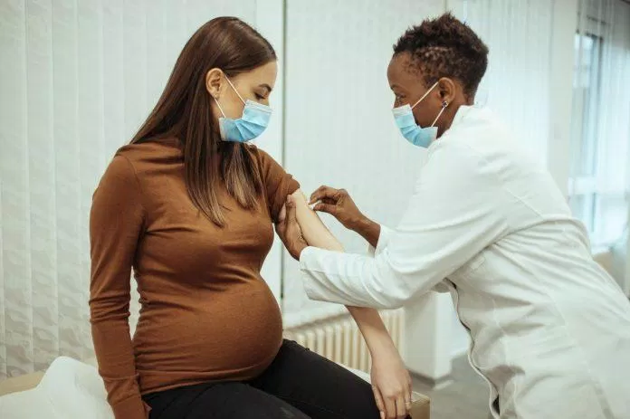 Tiêm phòng vắc-xin COVID-19 khi mang thai có thể giúp giảm đáng kể nguy cơ nhiễm bệnh (Ảnh: Internet).
