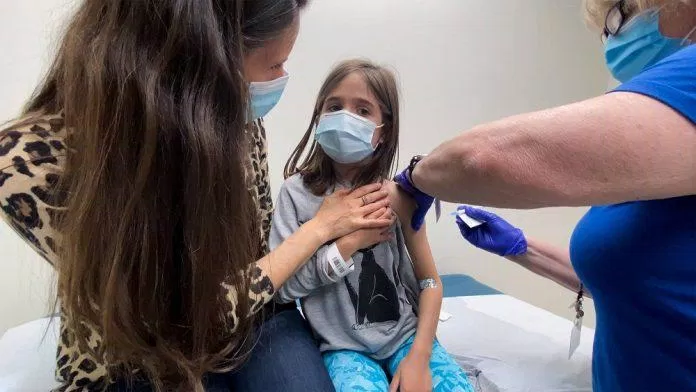 Nhiều nước phương Tây đã chấp thuận tiêm vaccine cho trẻ em (Ảnh: Internet).