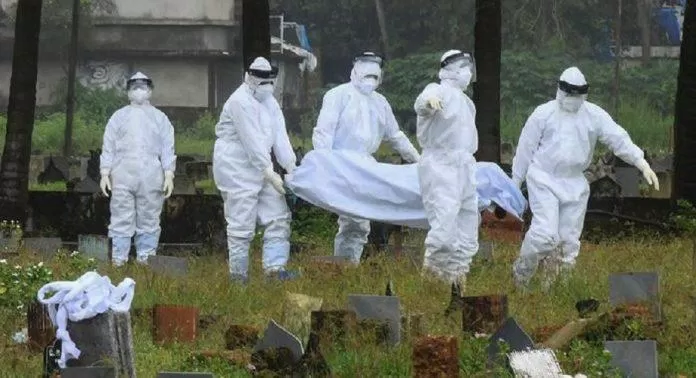 Các nhân viên y tế ở Ấn Độ phải trang bị bảo hộ kỹ càng khi xử lý virus Nipah (Ảnh: Internet). Các nhân viên y tế ở Ấn Độ phải trang bị bảo hộ kỹ càng khi xử lý virus Nipah (Ảnh: Internet).
