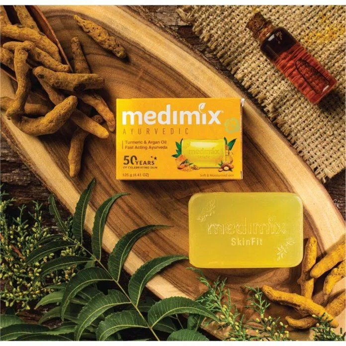 Medimix Turmeric and Argan Oil Soap có tông màu vàng đặc trưng và bắt mắt (Nguồn: Internet)