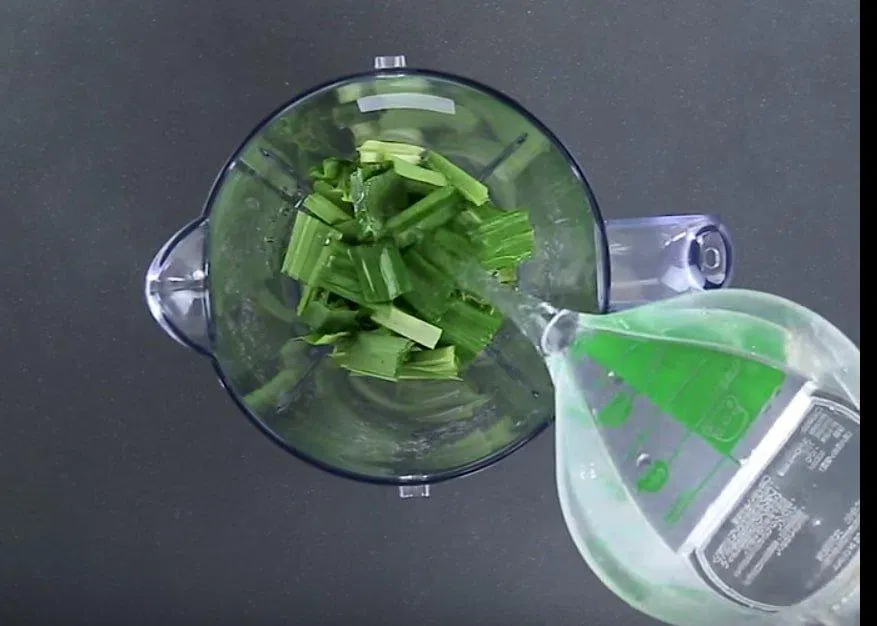 Xây nhuyễn và lọc bỏ xác lá dứa (Nguồn: Internet).