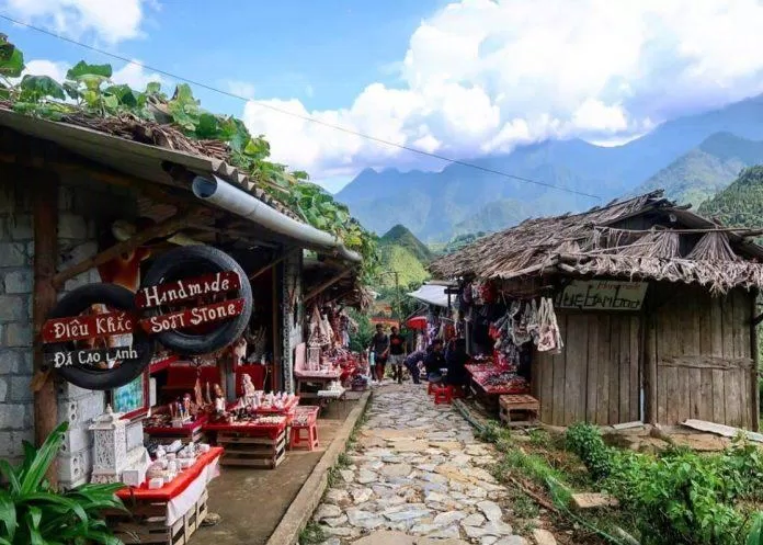 Lang thang bản Cát Cát như cô gái dân tộc giữa bạt ngàn thổ cẩm và những căn nhà gỗ (Ảnh: Internet). Lang thang bản Cát Cát như cô gái dân tộc giữa bạt ngàn thổ cẩm và những căn nhà gỗ (Ảnh: Internet).