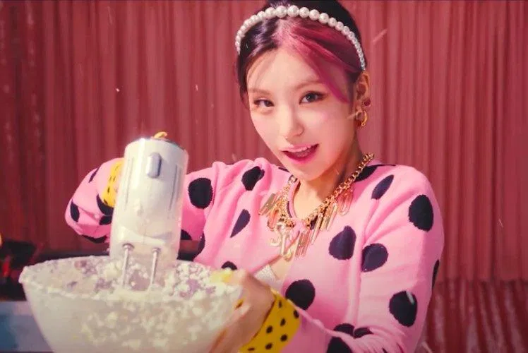 Yeji (ITZY) sở hữu màu tóc nổi bật. (Nguồn: Internet)