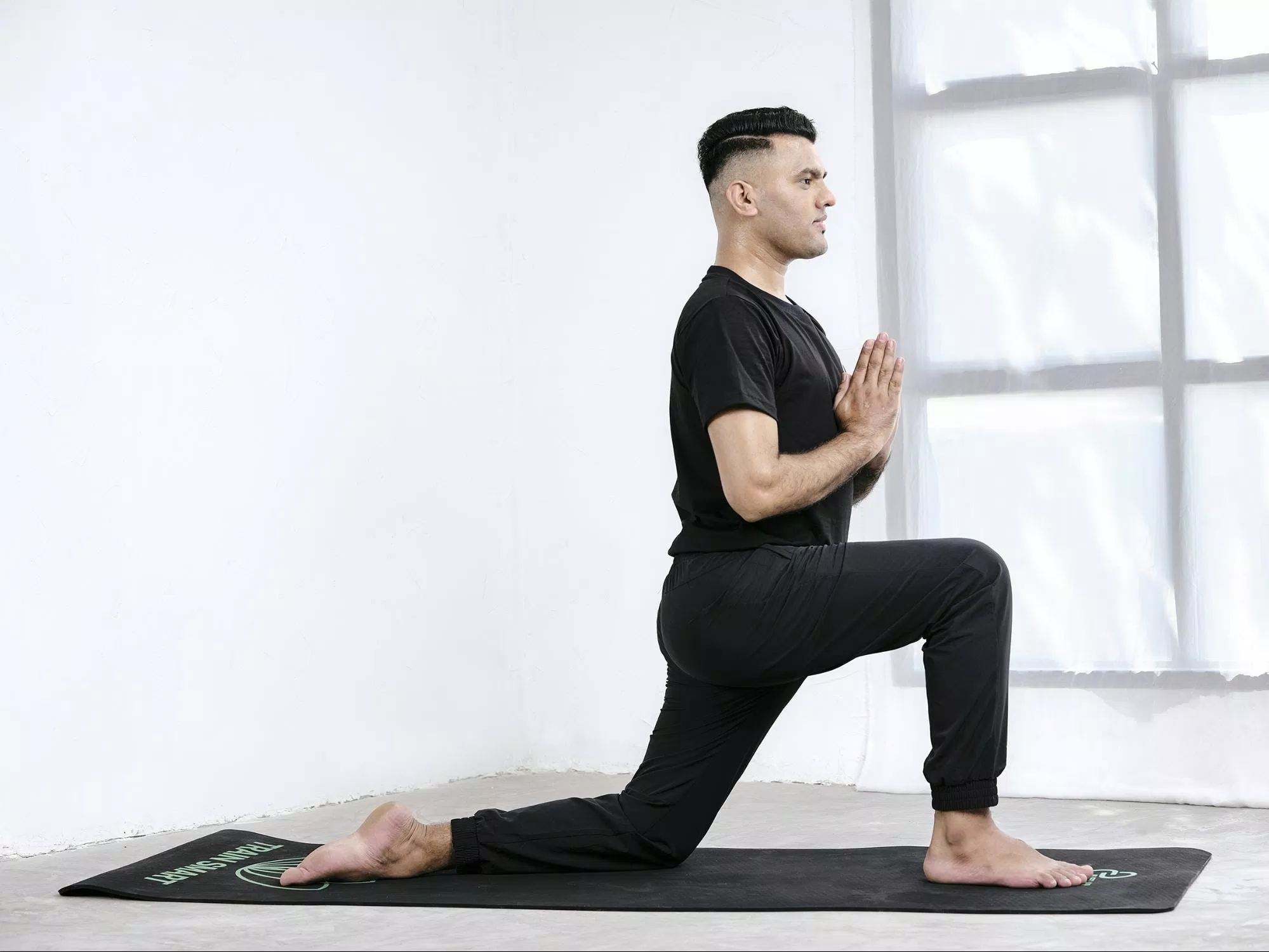 Tư thế trăng lưỡi liềm thấp (Ảnh Internet)