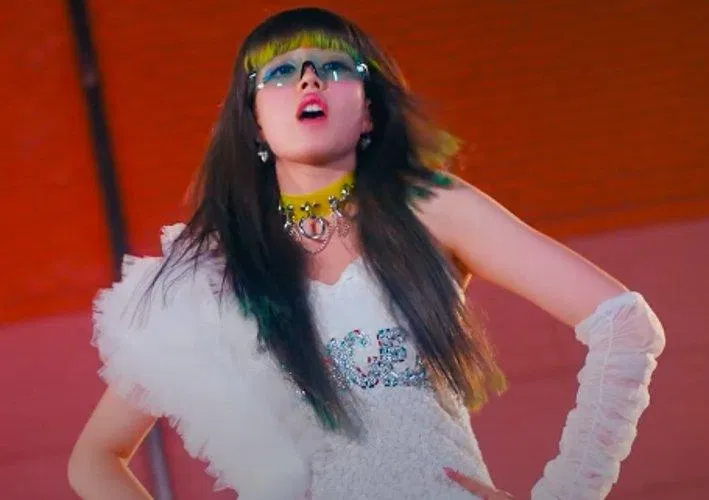 Yoon (STAYC) sở hữu màu tóc nổi bật. (Nguồn: Internet)