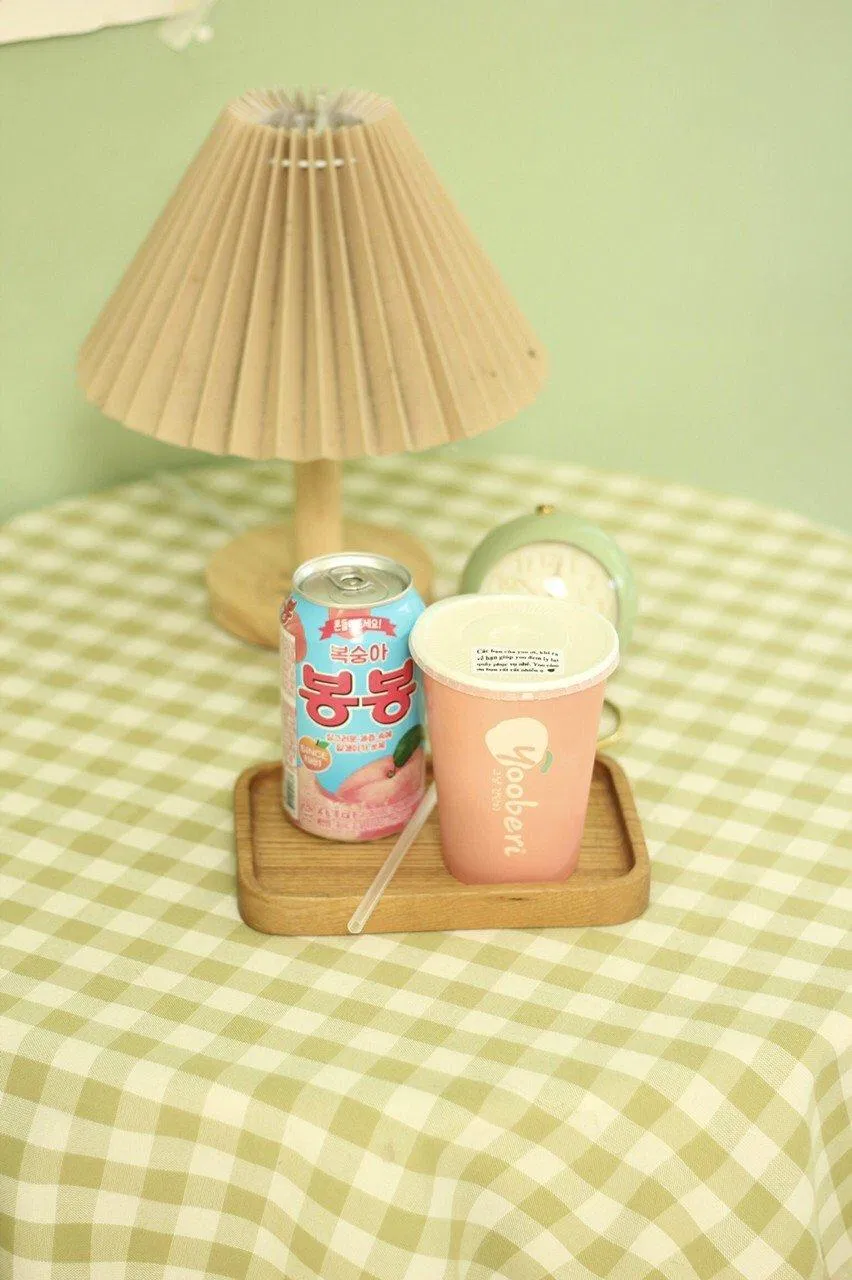 Một set đi theo là một phần nước kèm ly đá màu hồng như này nè, cute xĩu. Loại Ty order là trà đào có đào xay bên trong khá ngon luôn.