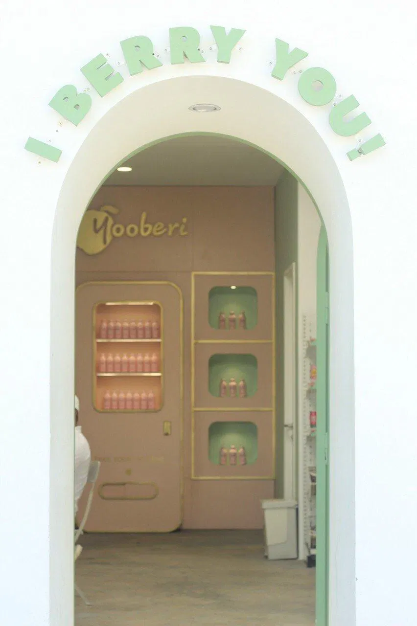 Góc nhìn từ ngoài sân vào bên trong quán.