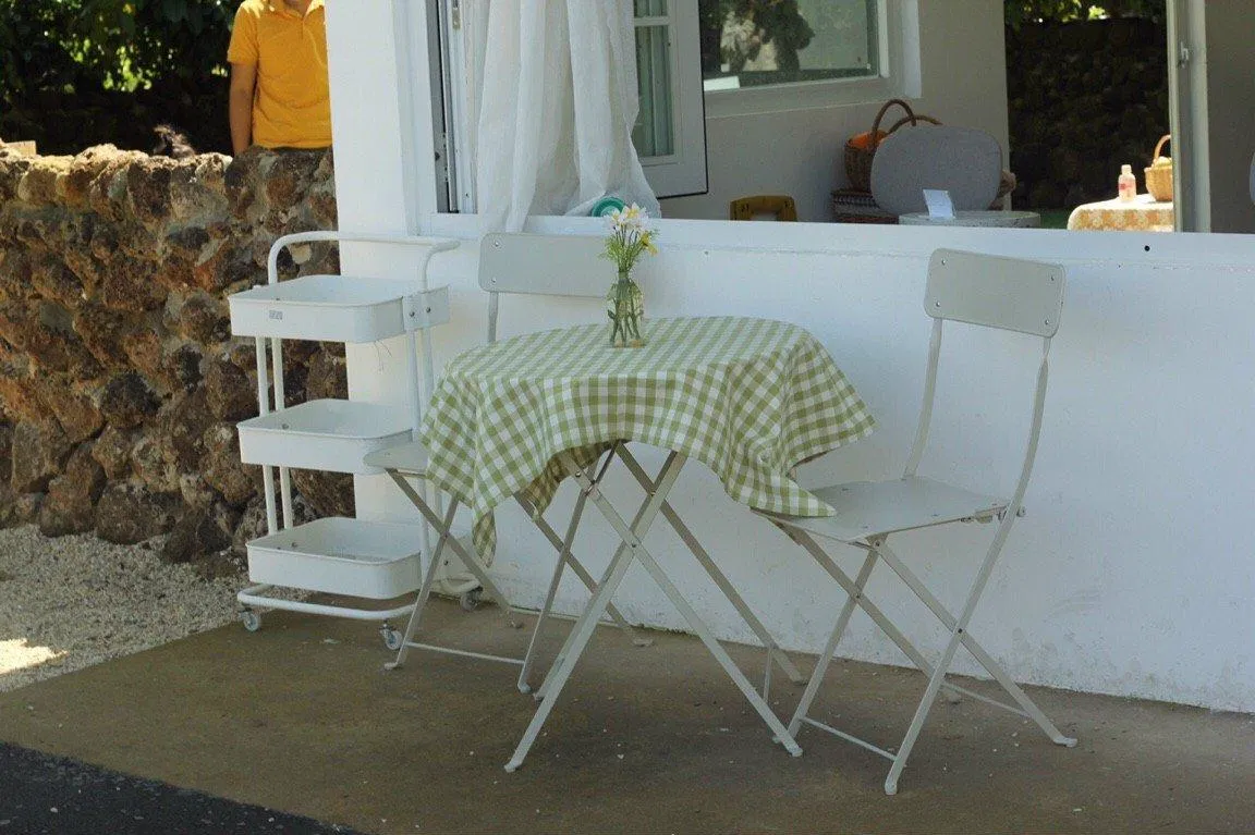 Bên ngoài quán có không gian mát mẻ và thoáng đãng hơn.