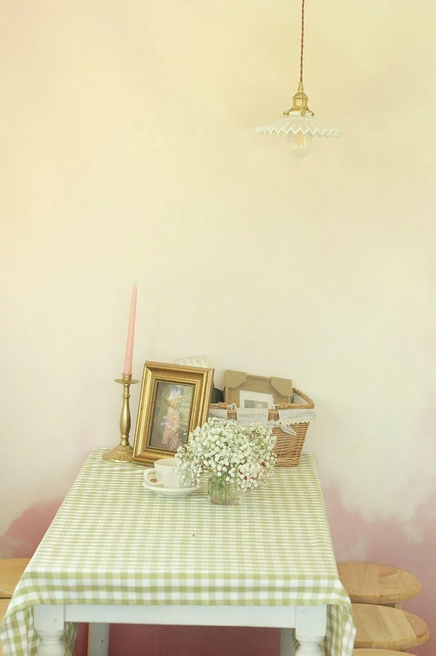 Bên trong được set up những chiếc bàn xinh xẻo vừa có thể ngồi uống nước vừa có thể chụp choẹt khá xịn.