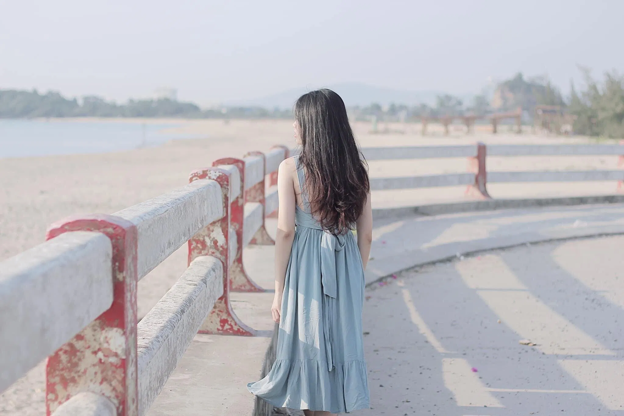 Khúc quanh cua cuối đường Nguyễn Phước Chu nhìn ra bãi biển xanh mát mắt.