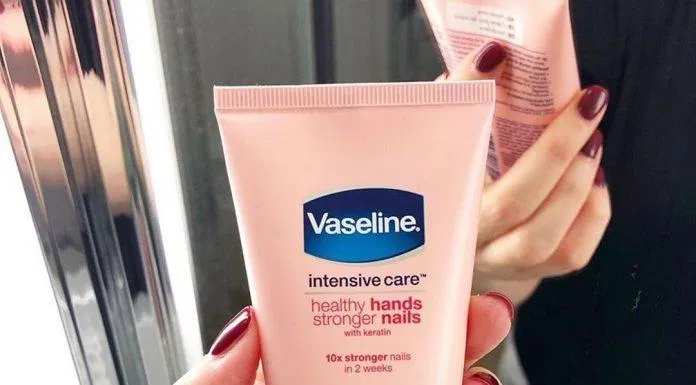 Kem dưỡng ẩm làm mềm tay và nuôi dưỡng móng chắc khỏe Vaseline (Ảnh: Internet)