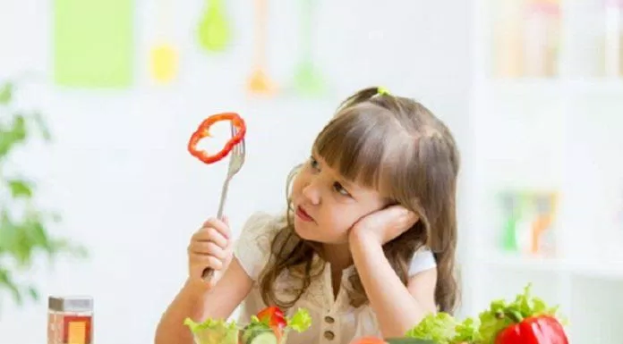 Rất nhiều trẻ em hiện nay không ăn đủ lượng rau quả theo khuyến cáo (Ảnh: Internet).
