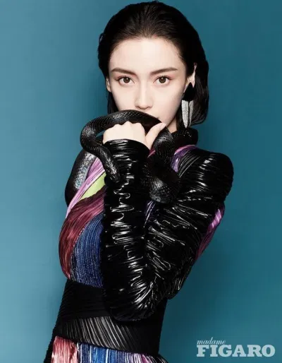 Angelababy không ngần ngại chụp ảnh với rắn trên tạp chí Madame Figaro số ra tháng 9/2018 (Ảnh: Internet)