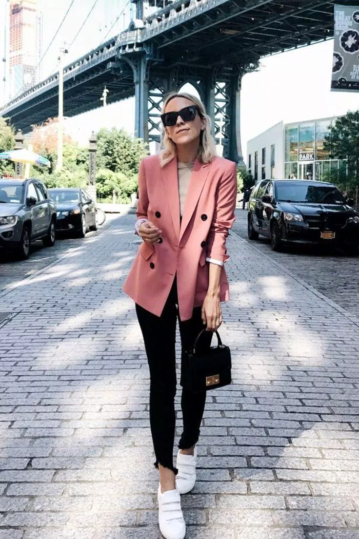 Bộ trang phục áo cổ lọ và blazer trông vô cùng sang trọng (Nguồn: Internet)