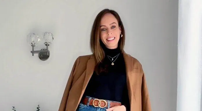 Áo Blazer khoác hờ ở ngoài áo cổ lọ khiến bộ trang phục lịch sự hơn (Nguồn: Internet)