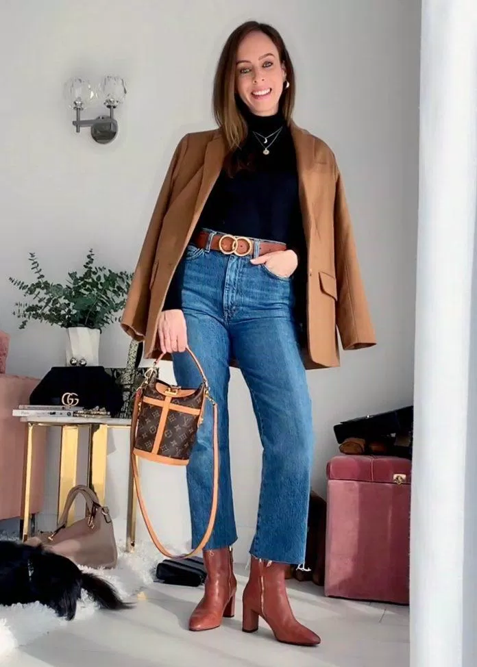Áo Blazer khoác hờ ở ngoài áo cổ lọ khiến bộ trang phục lịch sự hơn (Nguồn: Internet)
