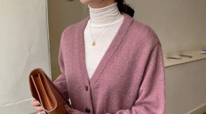 Cách phối cardigan và áo cổ lọ Bộ trang phục áo cổ lọ và blazer trông vô cùng sang trọng (Nguồn: Internet)