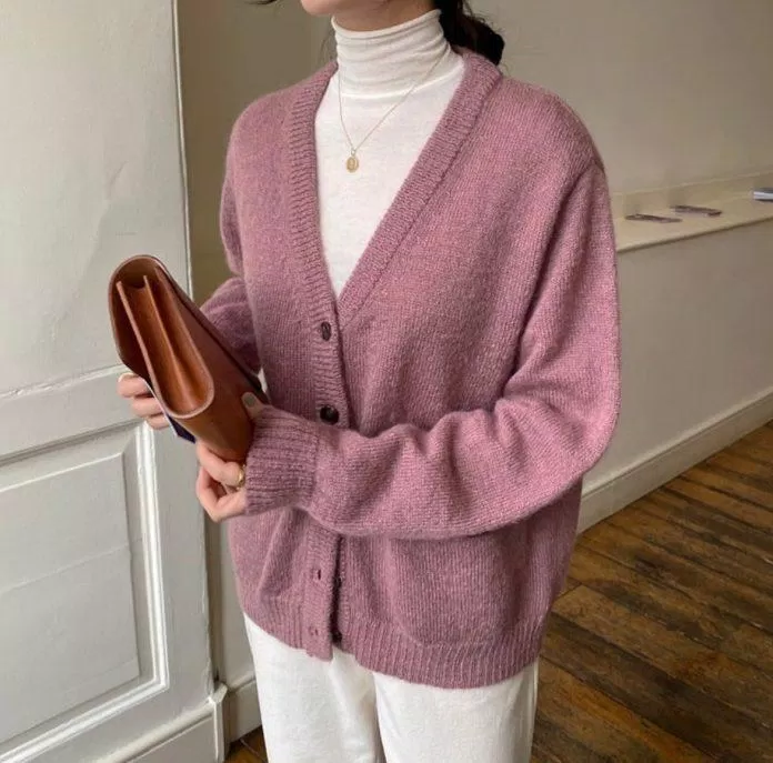 Cách phối cardigan và áo cổ lọ Bộ trang phục áo cổ lọ và blazer trông vô cùng sang trọng (Nguồn: Internet)