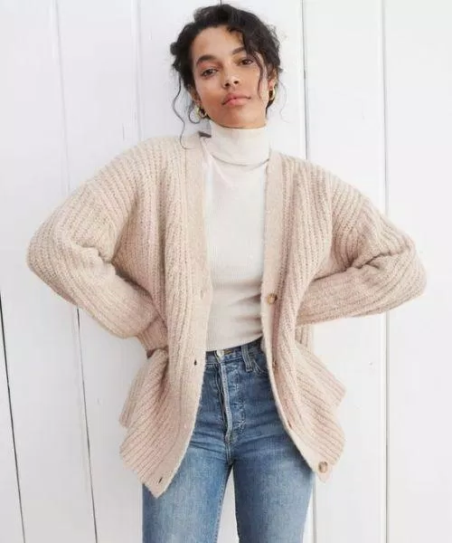 Phối màu sắc gần nhau khiến bộ trang phục dễ nhìn hơn Bộ trang phục áo cổ lọ và blazer trông vô cùng sang trọng (Nguồn: Internet)