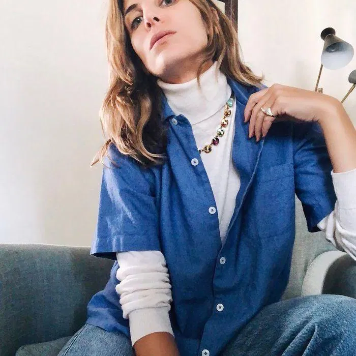 Áo cổ lọ trắng phổi cùng áo sơ mi tay ngắn (Nguồn: Internet)