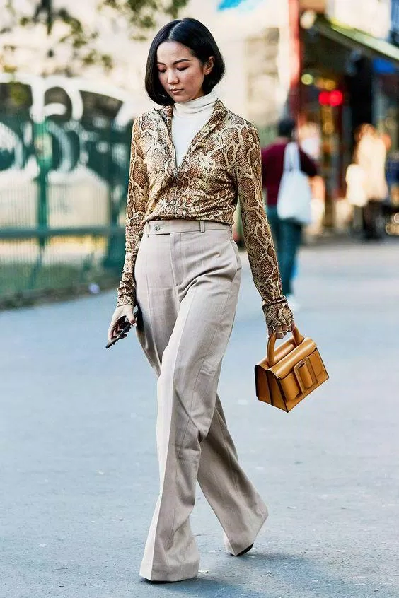 Áo cổ lọ trắng cùng áo sơ mi họa tiết da rắn (Nguồn: Internet)