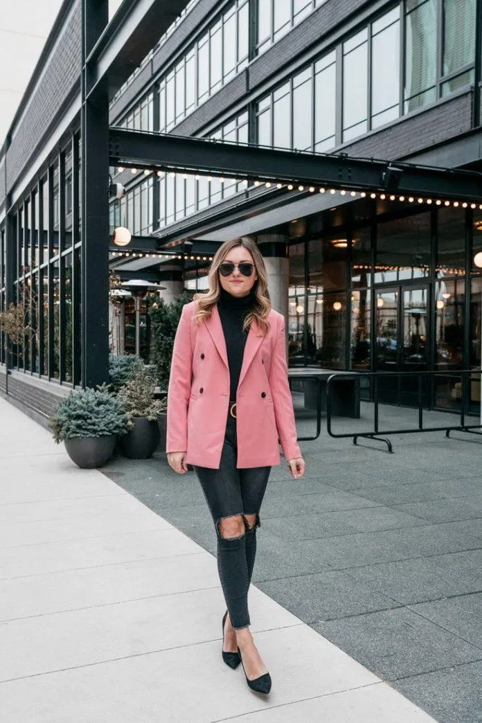 Áo blazer hồng nổi bật trên nền áo cổ lọ đen (Nguồn: Internet)
