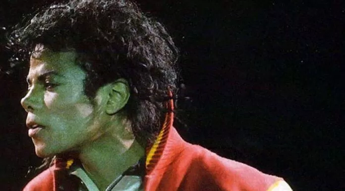 Michael Jackson và áo khoác bóng chày (Nguồn: Internet)