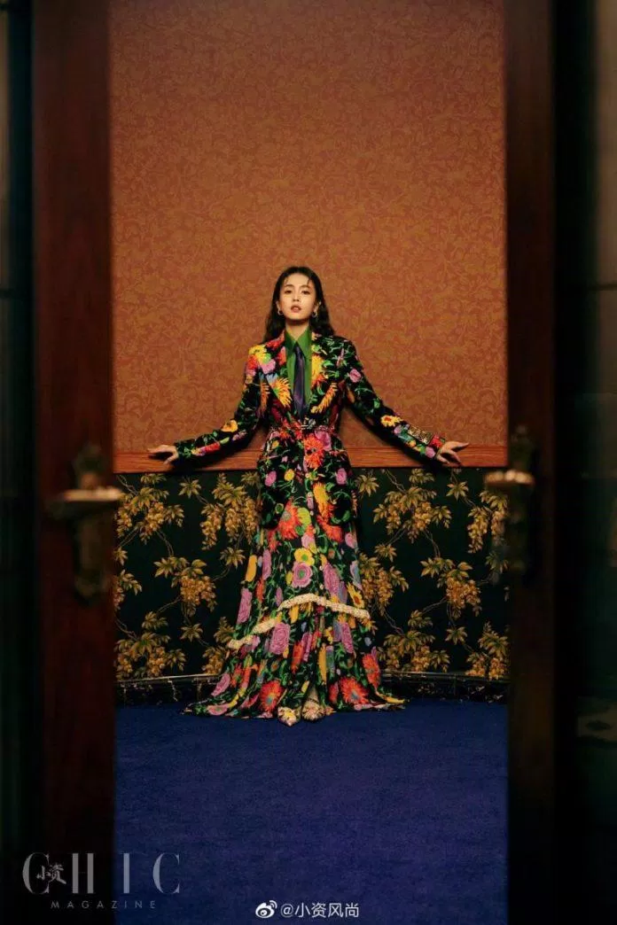 Theo phong cách cổ điển trong chiếc váy đầy màu sắc, Bạch Lộc tạo điểm nhấn trên tạp chí Chic số tháng 5/2021 (Ảnh: Internet)