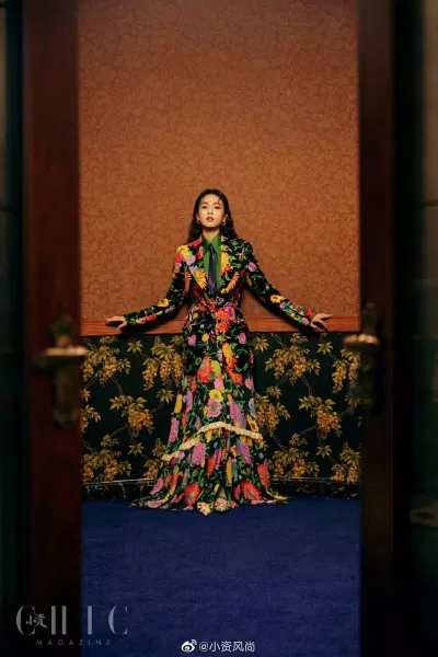 Theo phong cách cổ điển trong chiếc váy đầy màu sắc, Bạch Lộc tạo điểm nhấn trên tạp chí Chic số tháng 5/2021 (Ảnh: Internet)