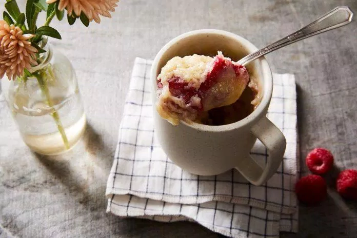Bánh mug cake mâm xôi socola trắng (Ảnh: Internet). Bánh mug cake mâm xôi socola trắng (Ảnh: Internet).