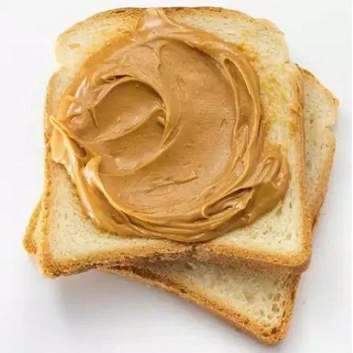 Bánh mì ăn kèm bơ đậu phộng (ảnh: Internet).