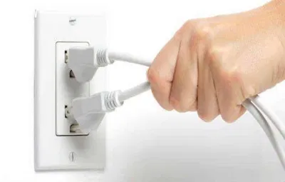 Rút phích cắm để tiết kiệm điện (Nguồn: Internet). Rút phích cắm để tiết kiệm điện (Nguồn: Internet).