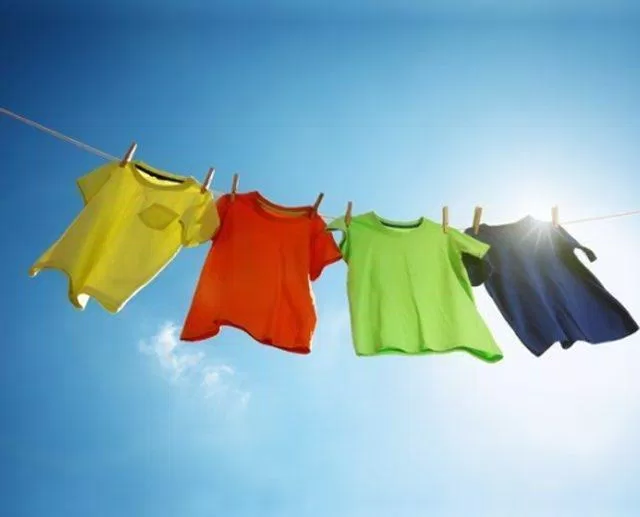 Phơi quần áo ngoài nắng thay vì dùng máy sấy (Nguồn: Internet).
