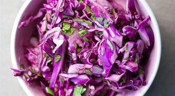 Salad với bắp cải tím (Ảnh: Internet). Salad với bắp cải tím (Ảnh: Internet).
