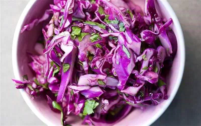 Salad với bắp cải tím (Ảnh: Internet).