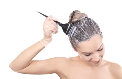 Hãy cẩn thận bôi thuốc lên từng lớp tóc để thuốc được trải đều (Nguồn: internet)