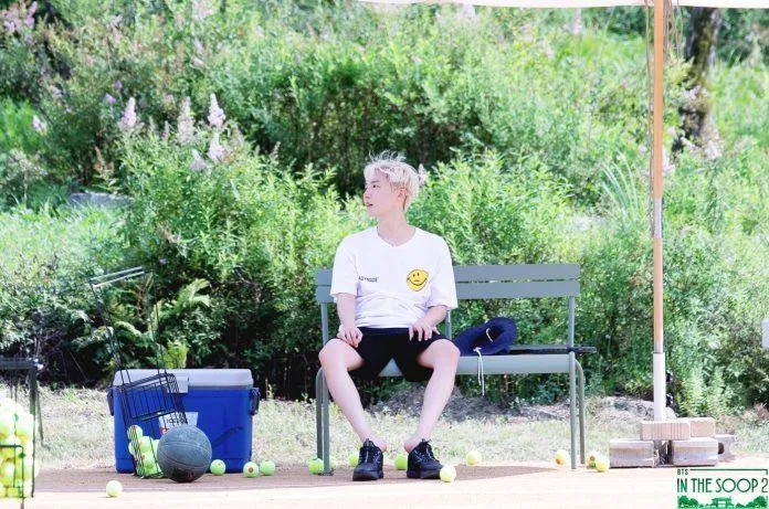 J-Hope ngồi hóng gió mà đẹp như nam thần trong phim điện ảnh (Nguồn: Internet). J-Hope ngồi hóng gió mà đẹp như nam thần trong phim điện ảnh (Nguồn: Internet).