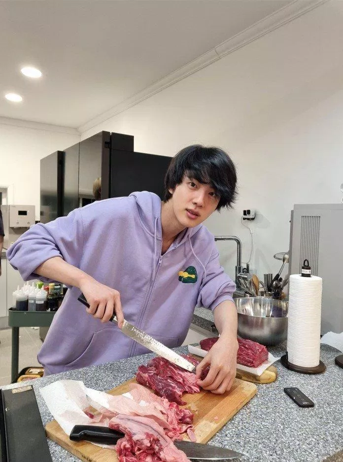Anh cả Jin tiếp tục thể hiện khả năng nấu nướng cho đàn em (Nguồn: Internet).