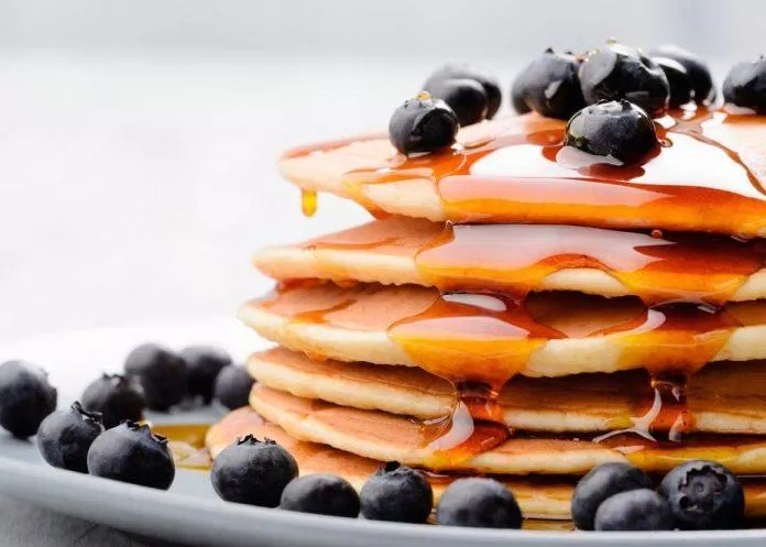 Bánh pancake việt quất bắt mắt và ngon miệng cho bữa sáng (nguồn: Internet).