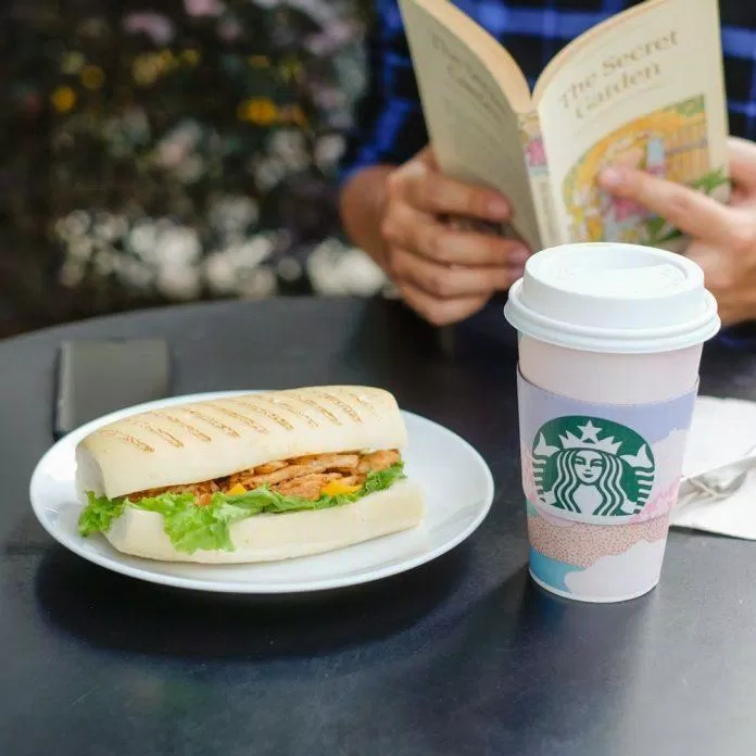 Khách hàng ăn sáng tại Starbucks với bánh Sandwich (Nguồn: Internet)