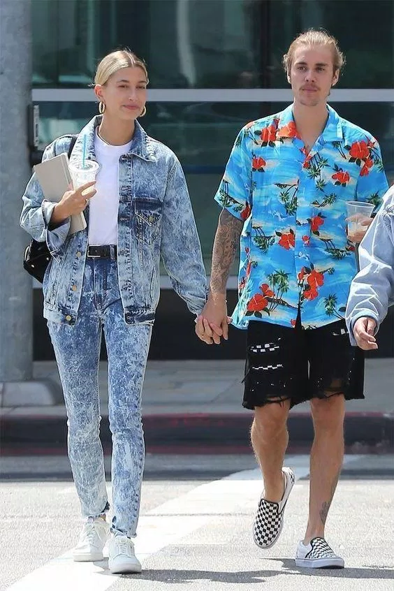 Hailey Bieber trong quần bạc màu (Nguồn: Internet)