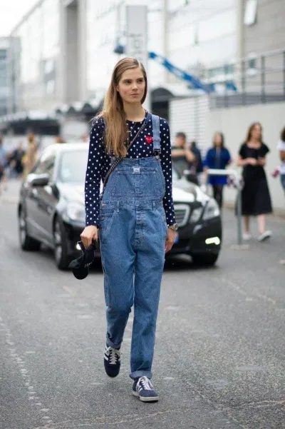Cách phổi quần jeans yếm (Nguồn: Internet)