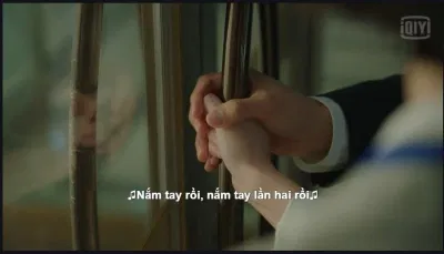 Khi Yumi chạm tay crush (ảnh: BlogAnChoi) Khi Yumi chạm tay crush (ảnh: BlogAnChoi)